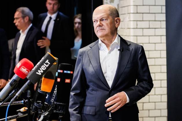 Bundeskanzler Olaf Scholz gibt ein Statement zur tödlichen Messerattacke in Aschaffenburg, 23.01.2025, Erfurt (Deutschland), Politik, SPD-Kanzlerkandidat Olaf Scholz im Gespräch in Erfurt *** Chancellor Olaf Scholz gives a statement on the fatal knife attack in Aschaffenburg, 23 01 2025, Erfurt Germany , Politics, SPD Chancellor candidate Olaf Scholz in conversation in Erfurt xprx