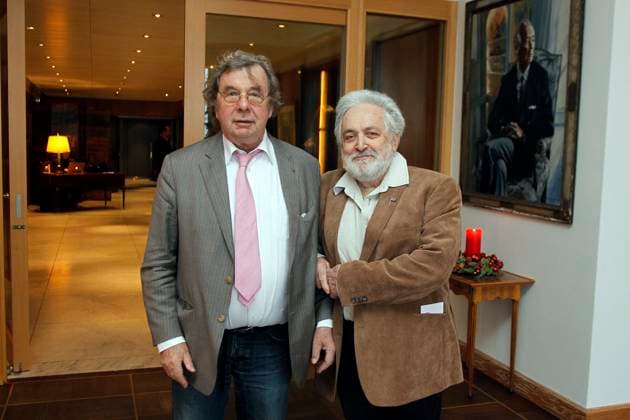Hellmuth Karasek und Henryk M. Broder bei EIN BILD fuer BILD in Berlin, Uebergabe eines gemaeldes von Guenther Uecker an Bild zu Gunsten von Ein Herz Fuer Kinder, Berlin Deutschland, Germany *** Hellmuth Karasek and Henryk M Broder at a Picture for Picture in Berlin, Handover one Painting from Guenther Uecker to Picture to Favour from a Heart for Children, Berlin Germany, Germany