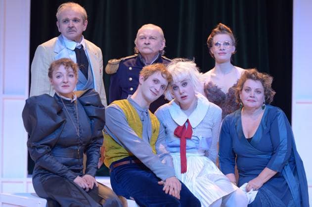 Victor oder Die Kinder an die Macht, Berlin, Berliner Ensemble, 08.02.2016, Regie: Nicolas Charaux Premiere: 10.02.2016 Mitwirkende: (hinten:) Norbert Stoss, Roman Kaminski (Der General), Anna von Haebler, (vorne): Nadine Kiesewalter, Raphael Dwinger (Victor), Karla Sengteller (Esther), Swetlana Schoenfeld Copyright Dominique Ecken, 08.02.2016 Berlin Deutschland, Germany *** Victor Or the Children to the Power, Berlin, Berlin Ensemble, 08 02 2016, Directed by Nicolas Charaux Premiere 10 02 2016 Contributors at the back Norbert Shove, Novel Kaminski the General , Anna from Haebler, front Nadine Kiesewalter, Raphael Dwinger Victor , Karla Sengteller Esther , Svetlana Schoenfeld Copyright Dominique Corners, 08 02 2016 Berlin Germ