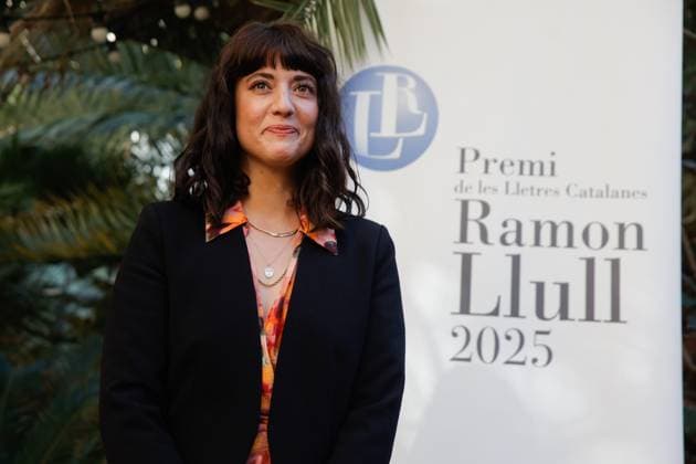 Estel Sole erhält den Premi Ramon Llull Award 2025 Estel Solé wins the Premi Ramon Llull 2025 with her novel Aquest tros de vida The writer, playwright and actress Estel Solé Casadellà poses after learning that she has been awarded the Premi Ramon Llull for novels, at the Casa Mimosa hotel, Estel Solé Casadellà has won the 45th Premi de les Lletres Catalanes Ramon Llull, endowed with 60,000 euros, with her novel about human fragility and resilience, Aquest tros de vida , The Ramon Llull Novel Prize is a literary award given each year to a novel originally written in Catalan. Founded in 1981 by the publisher José Manuel Lara, it is awarded and published by Editorial Planeta 24 JANUARY 2025 RAMON LLUL ESTEL SOLÉ NOVEL PRIZE Kike Rincó Barcelona Catalonia Barcelona Catalonia Catalonia Spain  Copyright: xKikexRinconx 6475204