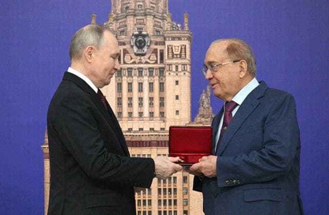 Russia Putin MSU Trustees Board 8845731 24.01.2025 Lomonosov Moscow State University Rector Viktor Sadovnichy accepts the Order for Valiant Labour from Russian President Vladimir Putin on behalf of the members of teaching staff during a meeting of the Board of Trustees of Lomonosov Moscow State University in Moscow, Russia. Ramil Sitdikov Sputnik Moscow Russia  Copyright: xRamilxSitdikovx