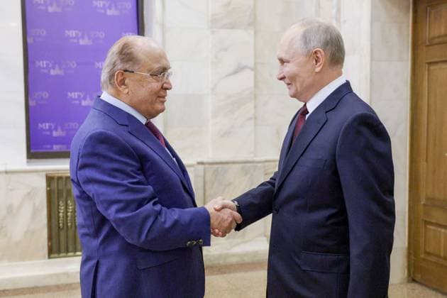 Russland, Wladimir Putin besucht Museum der Geschichte der Lomonossow-UniversitÃ¤t Moskau RUSSIA - JANUARY 24, 2025: Rector Viktor Sadovnichy accompanies Russia s President Vladimir Putin on a visit to the Museum of the History of Lomonosov Moscow State University. Gavriil Grigorov Russian Presidential Press and Information Office TASS  77711159