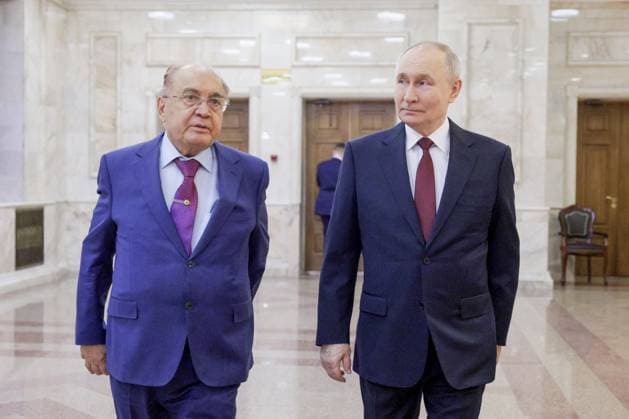Russland, Wladimir Putin besucht Museum der Geschichte der Lomonossow-UniversitÃ¤t Moskau RUSSIA - JANUARY 24, 2025: Rector Viktor Sadovnichy accompanies Russia s President Vladimir Putin on a visit to the Museum of the History of Lomonosov Moscow State University. Gavriil Grigorov Russian Presidential Press and Information Office TASS  77711161