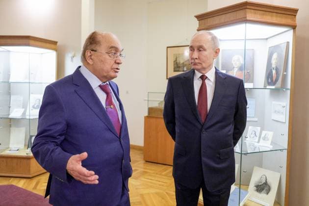 Russland, Wladimir Putin besucht Museum der Geschichte der Lomonossow-UniversitÃ¤t Moskau RUSSIA - JANUARY 24, 2025: Rector Viktor Sadovnichy accompanies Russia s President Vladimir Putin on a visit to the Museum of the History of Lomonosov Moscow State University. Gavriil Grigorov Russian Preside  77711165