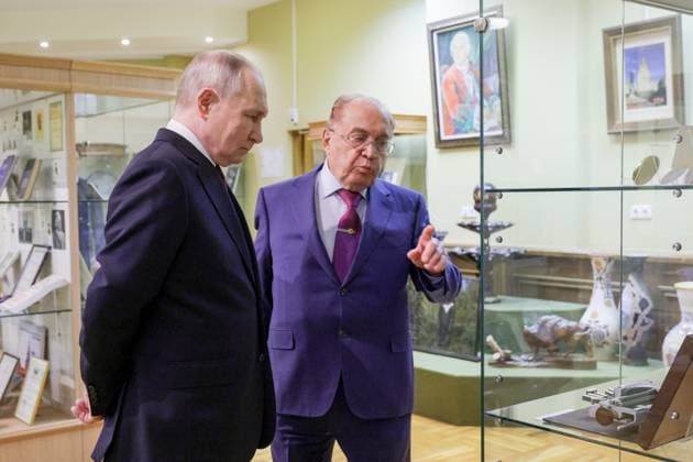Russland, Wladimir Putin besucht Museum der Geschichte der Lomonossow-UniversitÃ¤t Moskau RUSSIA, MOSCOW - JANUARY 24, 2025: Rector Viktor Sadovnichy accompanies Russia s President Vladimir Putin on a visit to the Museum of the History of Lomonosov Moscow State University. Gavriil Grigorov Russian Presidential Press and Information Office TASS  77711167