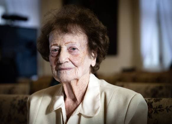 Bilder des Jahres 2025, News 01 Januar News Themen der Woche KW04 News Bilder des Tages Holocaust survivor Dita Krausova, known as the The Auschwitz Librarian, attends a commemoration of Holocaust victims on the occasion of the 80th anniversary of the liberation of Auschwitz concentration camp, on January 24, 2025, in Prague, Czech Republic. (CTKxPhoto KaterinaxSulova) CTKPhotoP2025012405393  CTKPhotoP2025012405393