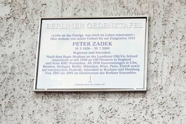 Peter Zadek, Gedenktafel in Berlin an seinem Wohnhaus enthuellt, druch Kultursenator Klaus Lederer und Tochter Miriam Zadek, Berlin Deutschland, Germany *** Peter Zadek, Commemorative plaque in Berlin to his Residence contains, druch Senator for Culture Klaus Lederer and Subsidiary Miriam Zadek, Berlin Germany, Germany