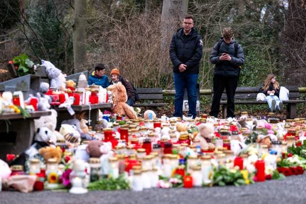 Aschaffenburg Nach der Messerattacke in Aschaffenburg. Am Tatort liegen Trauerkerzen, Blumen und Kuscheltiere nachdem am 22. Januar 2025 in Aschaffenburg zwei Menschen, darunter ein Kind, bei einem Messerangriff getötet wurden, 24.01.2025. *** Aschaffenburg After the knife attack in Aschaffenburg Mourning candles, flowers and cuddly toys lie at the scene after two people, including a child, were killed in a knife attack in Aschaffenburg on January 22, 2025, 24 01 2025 Copyright: xEibner-Pressefoto FlorianxWiegandx EP_FWD