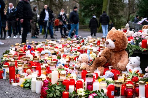 Bilder des Jahres 2025, News 01 Januar News Themen der Woche KW04 News Bilder des Tages Aschaffenburg Nach der Messerattacke in Aschaffenburg. Am Tatort liegen Trauerkerzen, Blumen und Kuscheltiere nachdem am 22. Januar 2025 in Aschaffenburg zwei Menschen, darunter ein Kind, bei einem Messerangriff getötet wurden, 24.01.2025. *** Aschaffenburg After the knife attack in Aschaffenburg Mourning candles, flowers and cuddly toys lie at the scene after two people, including a child, were killed in a knife attack in Aschaffenburg on January 22, 2025, 24 01 2025 Copyright: xEibner-Pressefoto FlorianxWiegandx EP_FWD