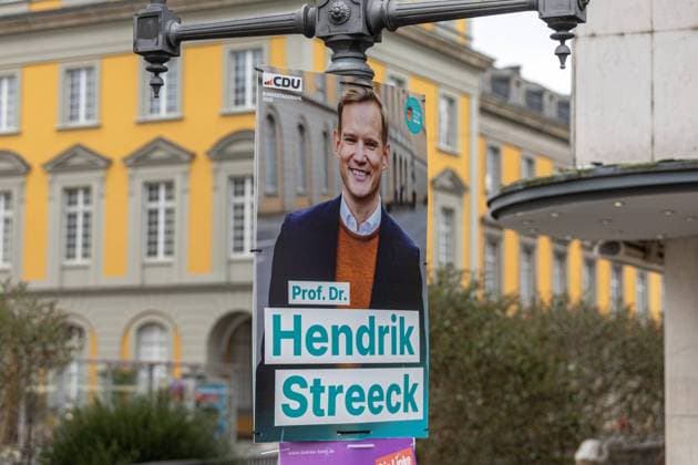 Wahlplakate zur Bundestagswahl 2025 in Bonn - 24.01.2025 Ein Plakat von Virologe Hendrik Streek (CDU) vor der Universität Bonn - Zum Wahlkampf zur Bundestagswahl am 23. Februar 2025 hängen in der Bonner Innenstadt Wahlplakate aller Parteien aus. Bonn Innenstadt Nordrhein-Westfalen Deutschland *** Election posters for the 2025 Bundestag election in Bonn 24 01 2025 A poster by virologist Hendrik Streek CDU in front of the University of Bonn For the election campaign for the Bundestag election on February 23, 2025, election posters of all parties from Bonn city center North Rhine-Westphalia Germany Copyright: xBonn.digitalx xMarcxJohnx