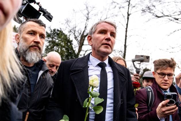 Aschaffenburg Nach der Messerattacke in Aschaffenburg. Björn Höcke (AFD) in der Nähe vom Tatort. nachdem am 22. Januar 2025 in Aschaffenburg zwei Menschen, darunter ein Kind, bei einem Messerangriff getötet wurden, 24.01.2025. *** Aschaffenburg After the knife attack in Aschaffenburg Björn Höcke AFD near the scene after two people, including a child, were killed in a knife attack in Aschaffenburg on January 22, 2025, 24 01 2025 Copyright: xEibner-Pressefoto FlorianxWiegandx EP_FWD