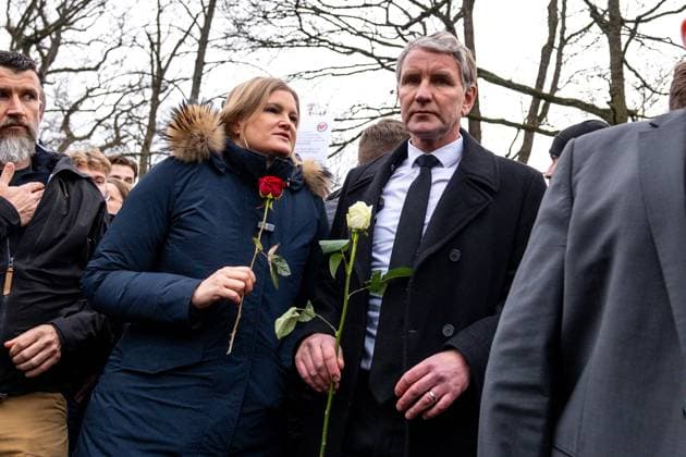 News Themen der Woche KW04 News Bilder des Tages Aschaffenburg Nach der Messerattacke in Aschaffenburg. Björn Höcke (AFD) in der Nähe vom Tatort. nachdem am 22. Januar 2025 in Aschaffenburg zwei Menschen, darunter ein Kind, bei einem Messerangriff getötet wurden, 24.01.2025. *** Aschaffenburg After the knife attack in Aschaffenburg Björn Höcke AFD near the scene after two people, including a child, were killed in a knife attack in Aschaffenburg on January 22, 2025, 24 01 2025 Copyright: xEibner-Pressefoto FlorianxWiegandx EP_FWD