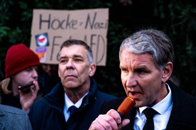 News Bilder des Tages Aschaffenburg Nach der Messerattacke in Aschaffenburg. Björn Höcke (AFD) in der Nähe vom Tatort. nachdem am 22. Januar 2025 in Aschaffenburg zwei Menschen, darunter ein Kind, bei einem Messerangriff getötet wurden, 24.01.2025. *** Aschaffenburg After the knife attack in Aschaffenburg Björn Höcke AFD near the scene after two people, including a child, were killed in a knife attack in Aschaffenburg on January 22, 2025, 24 01 2025 Copyright: xEibner-Pressefoto FlorianxWiegandx EP_FWD