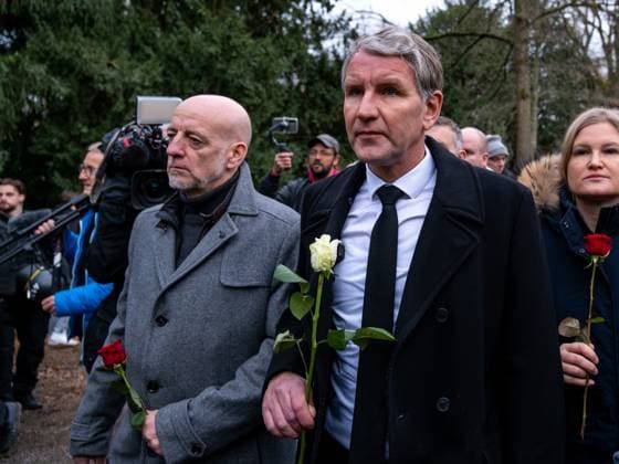 Aschaffenburg Nach der Messerattacke in Aschaffenburg. Björn Höcke (AFD) in der Nähe vom Tatort. nachdem am 22. Januar 2025 in Aschaffenburg zwei Menschen, darunter ein Kind, bei einem Messerangriff getötet wurden, 24.01.2025. *** Aschaffenburg After the knife attack in Aschaffenburg Björn Höcke AFD near the scene after two people, including a child, were killed in a knife attack in Aschaffenburg on January 22, 2025, 24 01 2025 Copyright: xEibner-Pressefoto FlorianxWiegandx EP_FWD