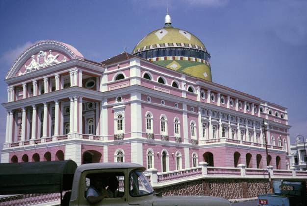 Das Amazonas Theater, erbaut 1895, Teatro Amazonas, historisches Opernhaus, Manaus, Brasilien 1962 Architekt Celestial Sacardim Architektur aus der Belle Époque der Kautschukindustrie des neunzehnten Jahrhunderts The Amazonas Theatre, built in 1895, Teatro Amazonas, historic opera house, Manaus, Brazil 1962 Architect Celestial Sacardim Architecture from the Belle Époque of the nineteenth-century rubber industry Copyright: imageBROKER IanxMurray iblimu12261034.jpg