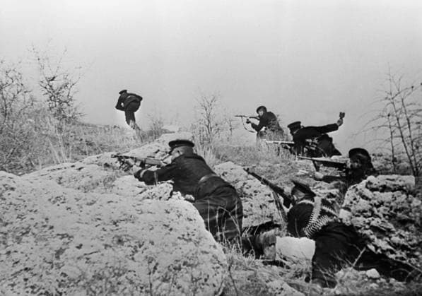Great Patriotic War 5479041 20.11.1941 Great Patriotic War (1941-1945). Defence of Sevastopol and Battle for Crimea (September 1941 - July 1942). Marines attach German positions. Haldei Sevastopol Republic of Crimea Russia  Copyright: xHaldeix