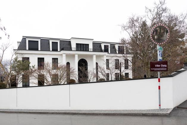 Innsbruck 23.01.2025, Innsbruck, AUT, Festnahme von Rene Benko, Die Wirtschafts- und Korruptionsstaatsanwaltschaft (WKStA) hat die Festnahme des Signa-Gründers angeordnet, im Bild Die Villa von RenÃ Benko im Innsbrucker Stadtteil Igls Die Villa von RenÃ Benko im Innsbrucker Stadtteil Igls after the arrest of Rene Benko. The Corruption Prosecutor™s Office (WKStA) has ordered the arrest of the Signa founder. Innsbruck, Austria on 2025 01 23. Expa *** Innsbruck 23 01 2025, Innsbruck, AUT, Arrest of Rene Benko, The Corruption Prosecutor™s Office WKStA has ordered the arrest of the Signa founder, pictured The villa of RenÃ Benko in the Innsbruck district of Igls The villa of RenÃ Benko in the Innsbruck district of Igls after the arre  EP_gro