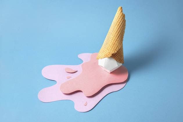 Kreatives Konzept Foto von Eiswaffel und Spritzer aus Papier auf blauem Hintergrund Creative concept photo of ice cream cone and splash of paper on blue background Copyright: imageBROKER Krabs ibxiqx12157189.jpg ,model released, Symbolfoto ,property released