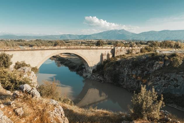 die alte heilige Brücke in Gjakova, Kosovo, in den Abendstunden the ancient sacred bridge in Gjakova, Kosovo in the evening hours Copyright: xZoonar.com BesartxBelulix 21955784