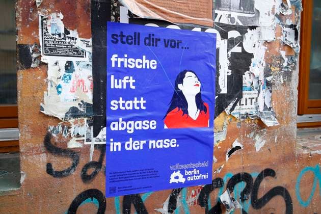 Plakat zum Volksbegehren der Initiative Berlin autofrei in Berlin, Berlin Deutschland, Germany *** Poster to Referendum the Initiative Berlin car-free in Berlin, Berlin Germany, Germany