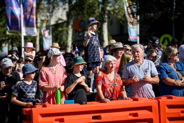 TAMWORTH COUNTRY MUSIC FESTIVAL, Spectators watch the artist parade during the 53rd Tamworth Country Music Festival in Tamworth, NSW, Saturday, January 25, 2025. ( NO ARCHIVING, EDITORIAL USE ONLY, NO USE IN BOOKS WITHOUT CONSENT TAMWORTH NEW SOUTH WALES AUSTRALIA  Copyright: xBIANCAxDExMARCHIx 20250125157781890180