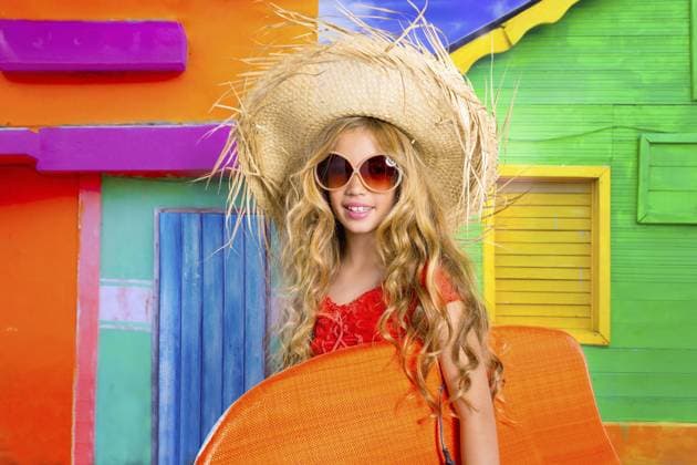 Blondes Kind Surfer Mädchen tropischen Urlaub mit Sonnenbrille und Strand Hut Blond kid surfer girl tropical vacations with sunglasses and beach hat Copyright: imageBROKER LUNAMARINA ibxtbb12091759.jpg ,model released, Symbolfoto ,property released