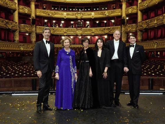 Bilder des Jahres 2025, Entertainment 01 Januar Entertainment Themen der Woche KW04 Entertainment Bilder des Tages 24-01-2025 Paris Queen Sofia, Dance Director of the Paris Opera Jose Carlos Martinez, , President of Opera Garnier Alexander Neef, and Spanish Ambassador to France Victorio Redondo Baldrich pose on the balcony inside Garnier Opera House during the 150th anniversary gala of the Garnier Opera House in Paris, France. Â  Copyright: xPPEx