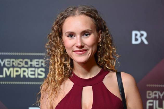 Pauline Angert actress, single picture, cropped single motif, portrait, portrait, portrait red carpet, red carpet, Bavarian Film Award 2024 on 24 01 2025 at the Prinzregententheater in Munich
