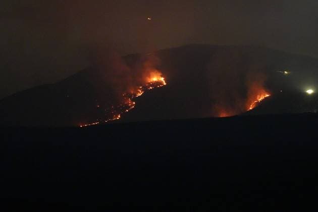 Bilder des Jahres 2025, News 01 Januar News Themen der Woche KW04 News Bilder des Tages 2 January 24, 2025, Chula Vista, California, United States: Wildfire burns on the mountain and can be seen from Otay Lake Road. The Border 2 Fire located near the US-Mexico border in San Diego County began on the afternoon of January 23rd and had burned over 6,000 acres by the evening of January 24th. An evacuation order was issued as dozens of firefighters supported by aircraft were dispatched to combat the blaze. Otay Lakes Rd is closed by police and the wildfire is visible near Otay Lake. Chula Vista United States - ZUMAs197 20250124_aaa_s197_223 Copyright: xMichaelxHoxWaixLeex