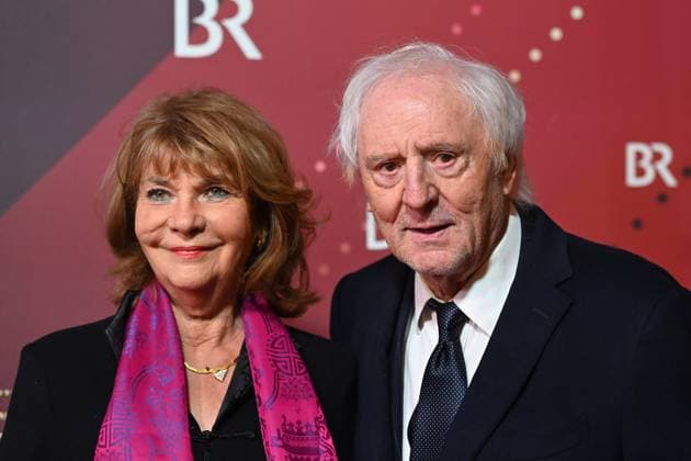 Guenther Maria HALMER (Schauspieler) mit Ehefrau Claudia. Roter Teppich,Red Carpet,Bayerischer Filmpreis 2024 am 24.01.2025 im Prinzregententheater in Muenchen. *** Guenther Maria HALMER Actor with wife Claudia Red Carpet,Bavarian Film Award 2024 on 24 01 2025 at the Prinzregententheater in Munich