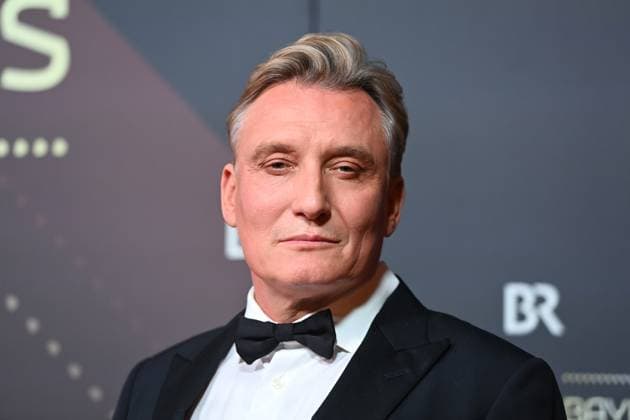 Oliver Masucci Actor , single picture,cropped single motif,portrait,portrait,portrait red carpet,red carpet,Bavarian Film Award 2024 on 24 01 2025 at the Prinzregententheater in Munich