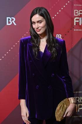 Gloria Sophie Burkandt, single image,cropped single motif, half figure,half figure red carpet,red carpet,Bavarian Film Award 2024 on 24 01 2025 at the Prinzregententheater in Munich