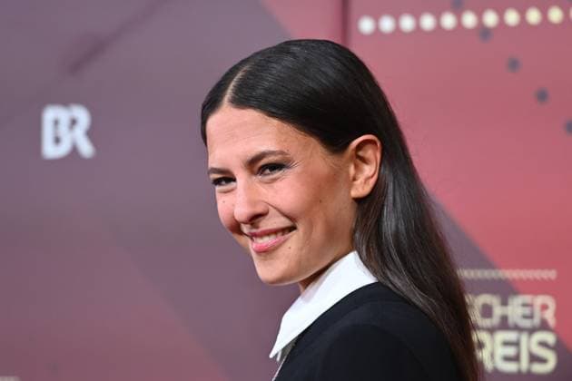 Amanda da Gloria (Schauspielerin), Einzelbild,angeschnittenes Einzelmotiv,Portraet,Portrait,Porträt. Roter Teppich,Red Carpet,Bayerischer Filmpreis 2024 am 24.01.2025 im Prinzrgententheater in Muenchen.