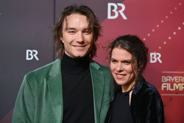 Lukas Brandl (Schauspieler) mit weiblicher Begleitung. Roter Teppich,Red Carpet,Bayerischer Filmpreis 2024 am 24.01.2025 im Prinzrgententheater in Muenchen.