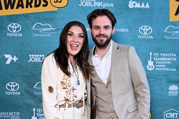 TAMWORTH COUNTRY MUSIC FESTIVAL, Gabi Louise (left) and Liam Kennedy-Clark from Wicker Suite arrive at the Golden Guitar Awards during the 53rd Tamworth Country Music Festival in Tamworth, NSW, Saturday, January 25, 2025. ( NO ARCHIVING, EDITORIAL USE ONLY, NO USE IN BOOKS WITHOUT CONSENT TAMWORTH NEW SOUTH WALES AUSTRALIA  Copyright: xBIANCAxDExMARCHIx 20250125122116106356