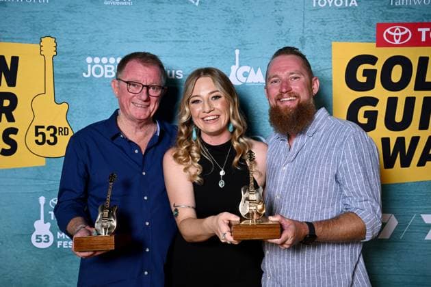 Entertainment Bilder des Tages TAMWORTH COUNTRY MUSIC FESTIVAL, Traditional Country Album of the Year winner Ashleigh Dallas (centre), her dad and producer Brett Dallas, and brother Lindsay Dallas pose for a photograph at the Golden Guitar Awards during the 53rd Tamworth Country Music Festival in Tamworth, NSW, Saturday, January 25, 2025. ( NO ARCHIVING, EDITORIAL USE ONLY, NO USE IN BOOKS WITHOUT CONSENT TAMWORTH NEW SOUTH WALES AUSTRALIA  Copyright: xBIANCAxDExMARCHIx 20250125197644371367