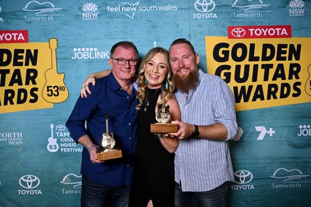 TAMWORTH COUNTRY MUSIC FESTIVAL, Traditional Country Album of the Year winner Ashleigh Dallas (centre), her dad and producer Brett Dallas, and brother Lindsay Dallas pose for a photograph at the Golden Guitar Awards during the 53rd Tamworth Country Music Festival in Tamworth, NSW, Saturday, January 25, 2025. ( NO ARCHIVING, EDITORIAL USE ONLY, NO USE IN BOOKS WITHOUT CONSENT TAMWORTH NEW SOUTH WALES AUSTRALIA  Copyright: xBIANCAxDExMARCHIx 20250125175980547201