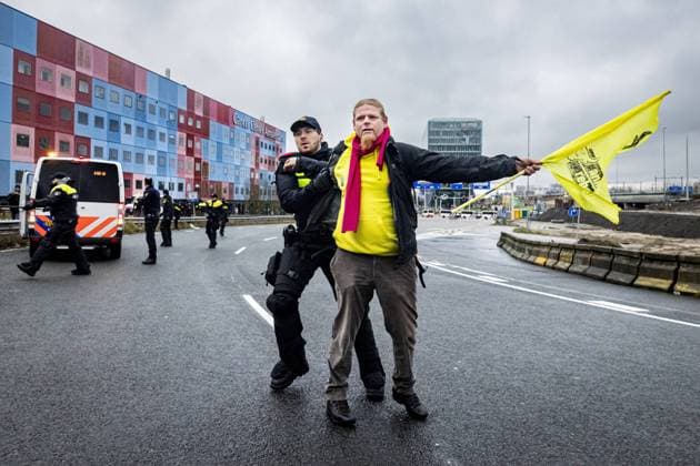 Bilder des Jahres 2025, News 01 Januar News Themen der Woche KW04 News Bilder des Tages AMSTERDAM - Police are cracking down on Extinction Rebellion protesters at the ramp to the A10 highway where they have announced a prohibited blockade of the highway near the former ING headquarters at the Zuidas. They are demanding that the bank stop all financing of, and services to, the fossil industry. ANP RAMON VAN FLYMEN netherlands out - belgium out  Copyright: xx x518287443x originalFilename: 518287443.jpg