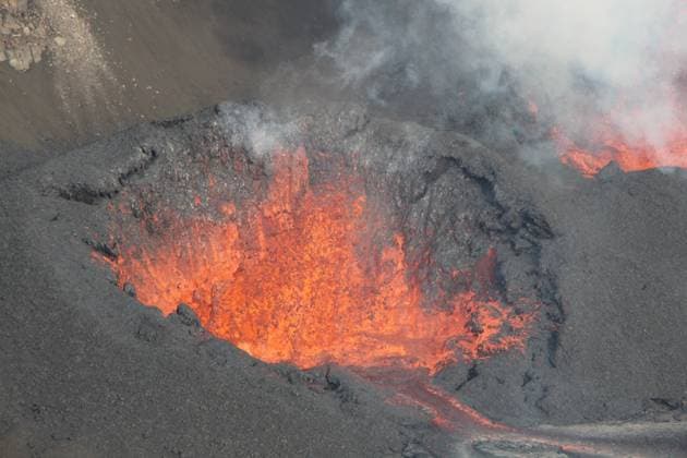 Creative Highlights World January 17, 2025, Kilauea, Hi, United States of America: A close up view of the south vent of Kaluapele as molten magna fountains above the 30m high lava cone into the summit caldera inside the Kilauea volcano at Hawaii Volcanoes National Park, January 17, 2025 near Hilo, Hawaii. Kilauea United States of America - ZUMAp138 20250117_zaa_p138_007 Copyright: xDrewxDowns Usgsx