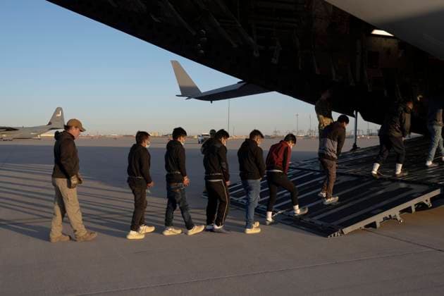 January 23, 2025, El Paso, Tx, United States: U.S. Customs and Border Protection agents guide undocumented migrants on to a U.S Air Force C-17 Globemaster III transport aircraft for the first removal flight to Guatemala from Fort Bliss, January 23, 2025 in El Paso, Texas. The removal flights were at the direction of President Donald Trump and is the first time military aircraft have been used for deportation flights. El Paso United States - ZUMAp138 20250123_zaa_p138_010 Copyright: xSgt.1cxNicholasxDexLaxPena U.SxAx