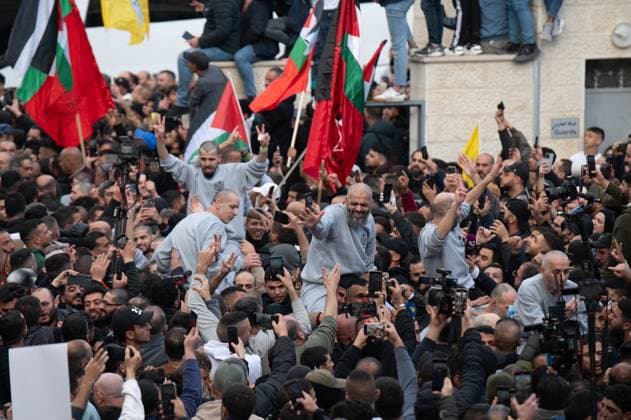 Bilder des Jahres 2025, News 01 Januar News Themen der Woche KW04 News Bilder des Tages Around 100 Palestinian prisoners released by Israel on Saturday arrived in Ramallah, West Bank, where a reception was held to welcome them.The freed Palestinians were transported on buses to a designated center, greeted by hundreds of people, including family members who lifted them onto their shoulders as they disembarked. 100 Palestinian prisoners released by Israel arrive in Ramallah !ACHTUNG: NUR REDAKTIONELLE NUTZUNG!  Copyright: xMAGDAxGIBELLIx GRAF4497 20250125-55015816455_1