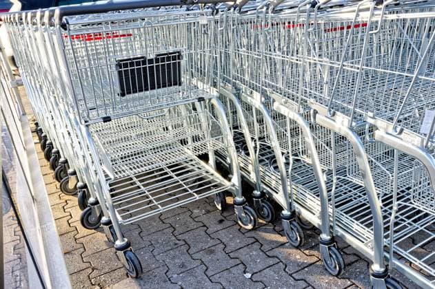Kaufzurückhaltung. Leere Einkaufswagen vor dem Supermarkt. Traunstein Bayern Deutschland *** Reluctance to buy Empty shopping carts outside the supermarket Traunstein Bavaria Germany Copyright: xRolfxPossx