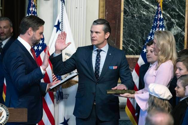 News Themen der Woche KW04 News Bilder des Tages United States Vice President JD Vance, left, administers the oath of office to US Secretary of Defense Pete Hegseth, center, in the IndianTreaty Room in the Eisenhower Executive Office Building on the White House Campus in Washington, DC on Saturday, January 25, 2025. Holding the bible at right is Hegseth s wife, Jennifer Rauchet Hegseth.  WASP20250125107 RonxSachs