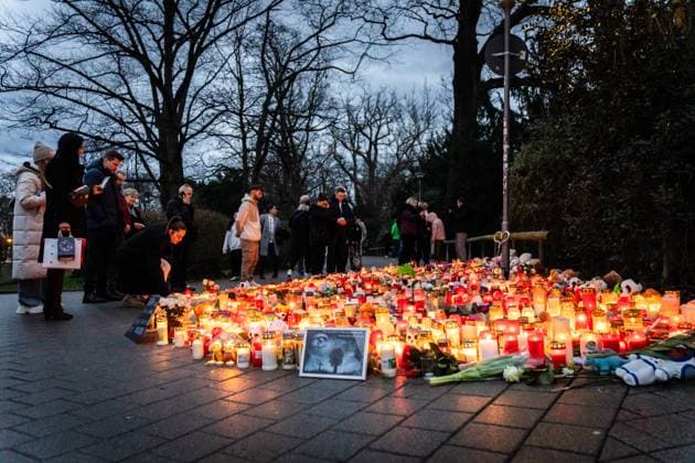 Aschaffenburg, Bavaria, Germany - January 25, 2025: A sea of candles in Schöntal Park: Mourners commemorate the victims of the knife attack in Aschaffenburg *** Ein Lichtermeer aus Kerzen im Park Schöntal: Trauernde gedenken der Opfer des Messerangriffs in Aschaffenburg