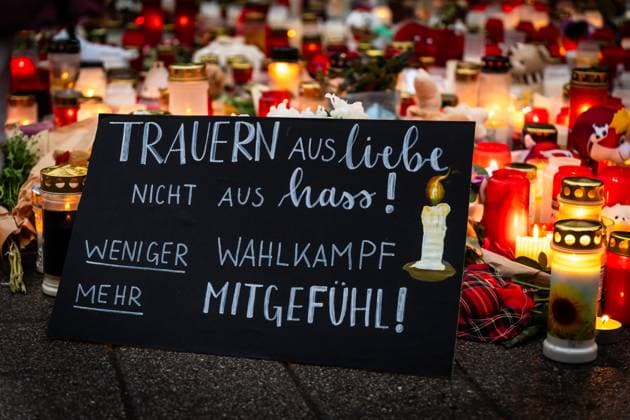 Aschaffenburg, Bavaria, Germany - January 25, 2025: A sign at the scene of the accident in Aschaffenburg sends a powerful message: Mourn out of love, not hate! It appeals to humanity, demands respect for the victims and warns against misusing the terrible act for political campaigning *** Ein Schild am Unglücksort in Aschaffenburg sendet eine eindringliche Botschaft: Trauern aus Liebe, nicht aus Hass! Es appelliert an die Menschlichkeit, fordert Respekt vor den Opfern und warnt davor, die schreckliche Tat für politischen Wahlkampf zu missbrauchen