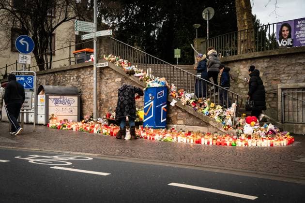 Aschaffenburg, Bavaria, Germany - January 25, 2025: In Schöntalpark in Aschaffenburg, people gather in silent mourning to commemorate the victims of the knife attack. Candles and flowers bear witness to sympathy, pain and solidarity in a deeply moved community *** Im Schöntalpark in Aschaffenburg versammeln sich Menschen in stiller Trauer, um der Opfer des Messerangriffs zu gedenken. Kerzen und Blumen zeugen von Anteilnahme, Schmerz und Solidarität in einer tief bewegten Gemeinschaft