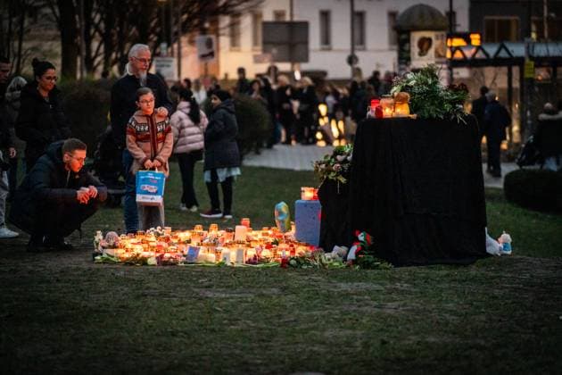 Aschaffenburg, Bavaria, Germany - January 25, 2025: In Schöntalpark in Aschaffenburg, people gather in silent remembrance of the victims of the knife attack. Candles, flowers and cuddly toys bear witness to deep grief and compassion as the community stands together to express their sympathy in these difficult hours *** Im Schöntalpark in Aschaffenburg versammeln sich Menschen in stillem Gedenken an die Opfer des Messerangriffs. Kerzen, Blumen und Kuscheltiere zeugen von tiefer Trauer und Mitgefühl, während die Gemeinschaft in diesen schweren Stunden zusammensteht, um ihre Anteilnahme auszudrücken