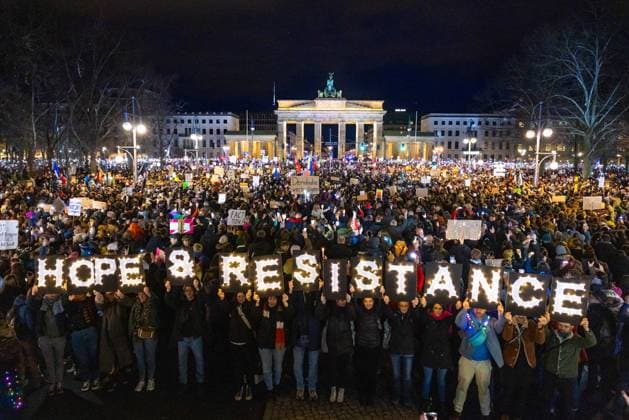 Bilder des Jahres 2025, News 01 Januar News Themen der Woche KW04 Demo Lichtermeer der Hoffnung gegen Rechtsextremismus. Deutschland, Berlin am 25.01.2025: Viele Tausende haben sich am Brandenburger Tor versammelt, um gegen Rechts zu demonstrieren. Hope & Resistance . *** Demonstration Sea of Lights of Hope against right-wing extremism Germany, Berlin on 25 01 2025 Many thousands gathered at the Brandenburg Gate to demonstrate against right-wing extremism Hope Resistance