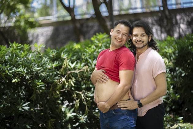 Schwules Paar macht sich über Übergewicht lustig, indem es vorgibt, schwanger zu sein Gay couple joking about being overweight by pretending to be pregnant Copyright: imageBROKER MarianoxGaspar ibxmog12175934.jpg ,model released, Symbolfoto ,property released