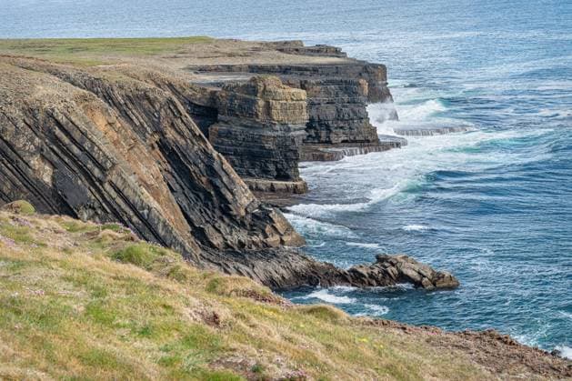 Creative Highlights World Wellen des Atlantiks, die auf die Klippen der Loophead-Halbinsel, Grafschaft Clare, Irland, prallen Atlantic Ocean Waves Crashing onto the Cliffs of Loophead Peninsula, County Clare, Ireland Copyright: xZoonar.com dvlcomxwww.dvlcom.co.ukx 22691053